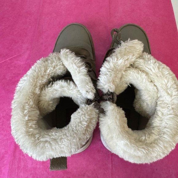 Brownish/greenish winter boots with blue accent and fur. Size 9 - Picture 4 of 8